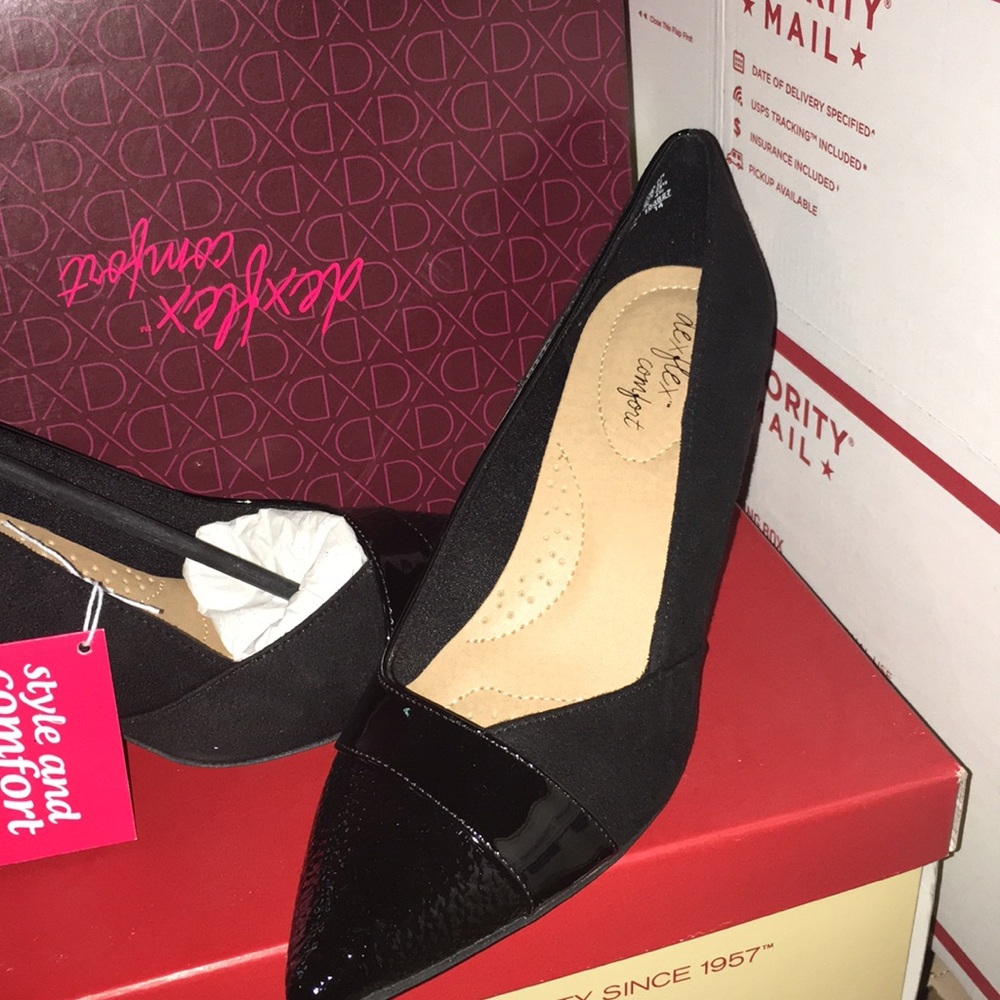 👠🌹 gorgeous black heels new with tag 1-inch heel - Picture 3 of 4